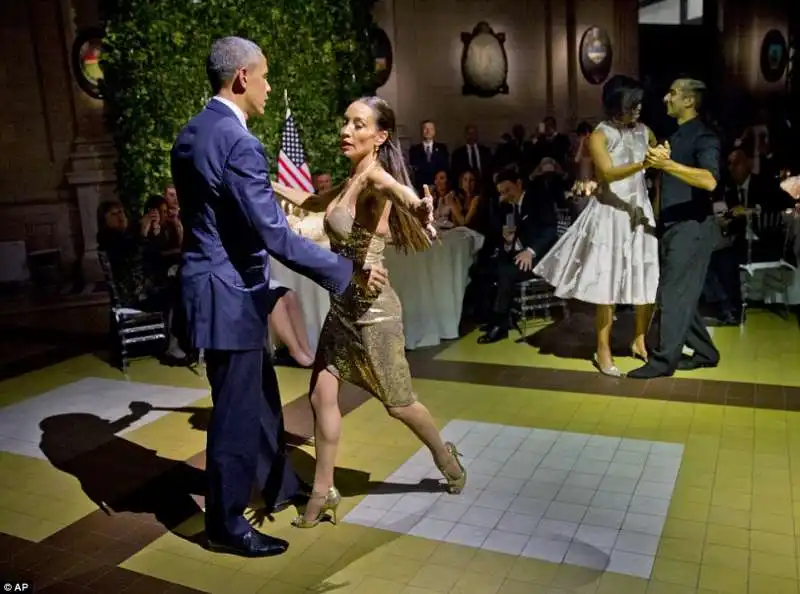 obama e michelle ballano il tango 2