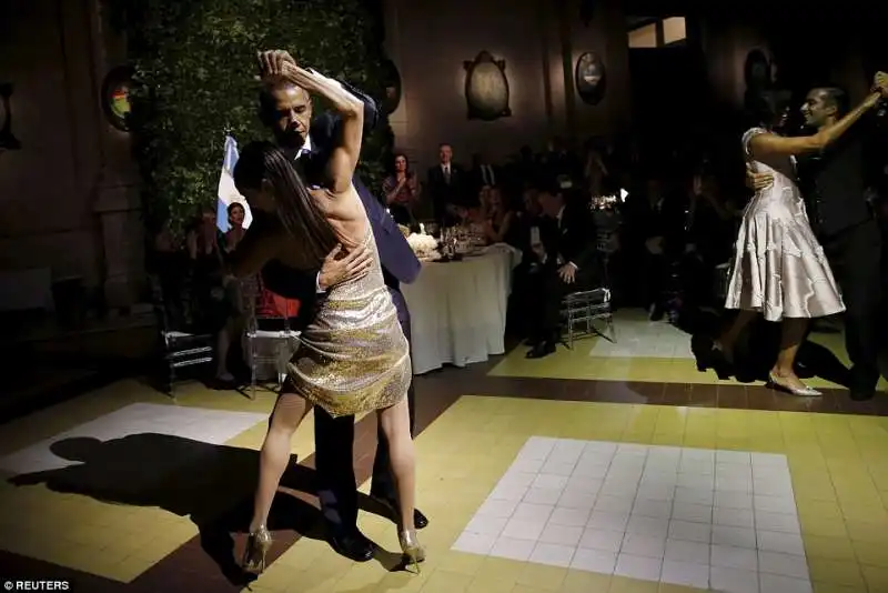 obama e michelle ballano il tango