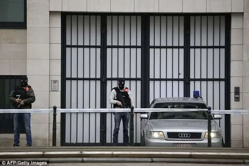 polizia fuori dal tribunale