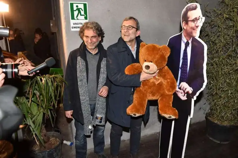 roberto giachetti con l orso di gianfranco mascia