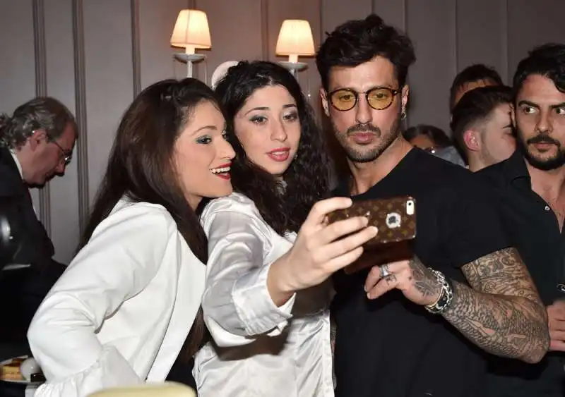 stefania e candida fanno un selfie con corona