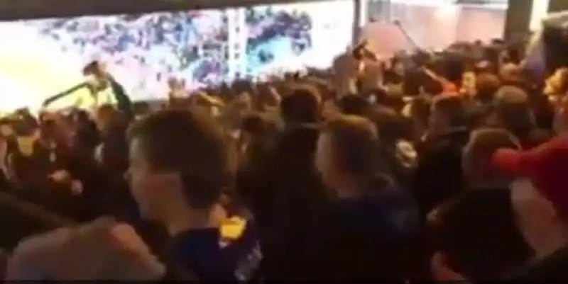 TIFOSI LEICESTER RESTANO SUGLI SPALTI 2