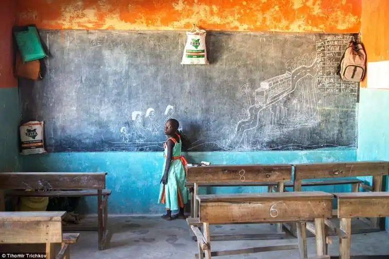 tihomir trichkov fotografa un orfano in un quartiere povero di mombasa in kenya per raccogliere fondi