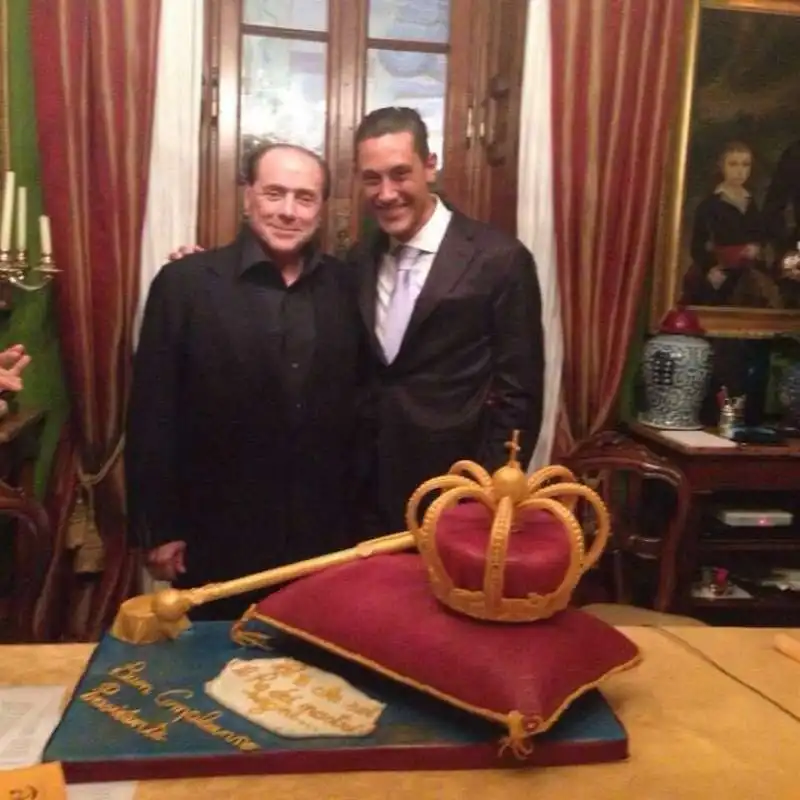 torta a forma di corona per berlusconi in posa con rudy cavagnoli