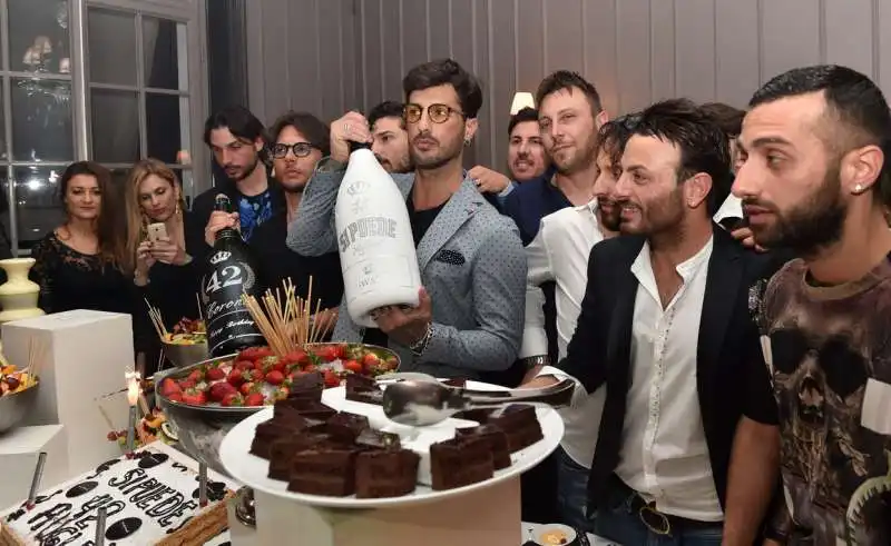 torta di compleanno per fabrizio corona (1)