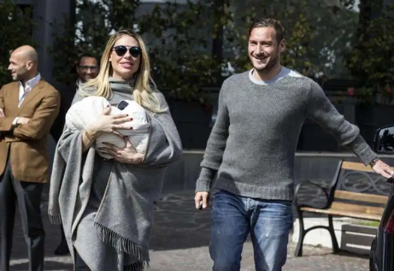 totti e ilary blasi con la neonata