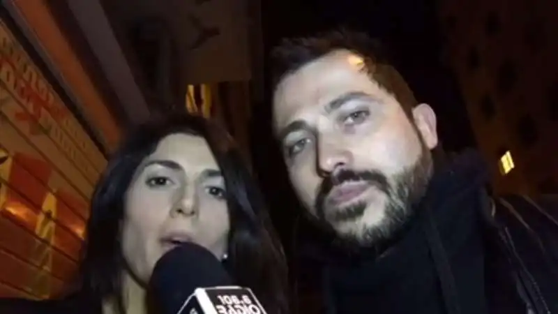 virginia raggi canta al karaoke di radio rock  3