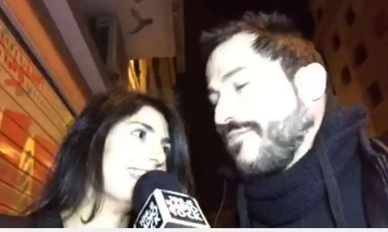 virginia raggi canta al karaoke di radio rock  4