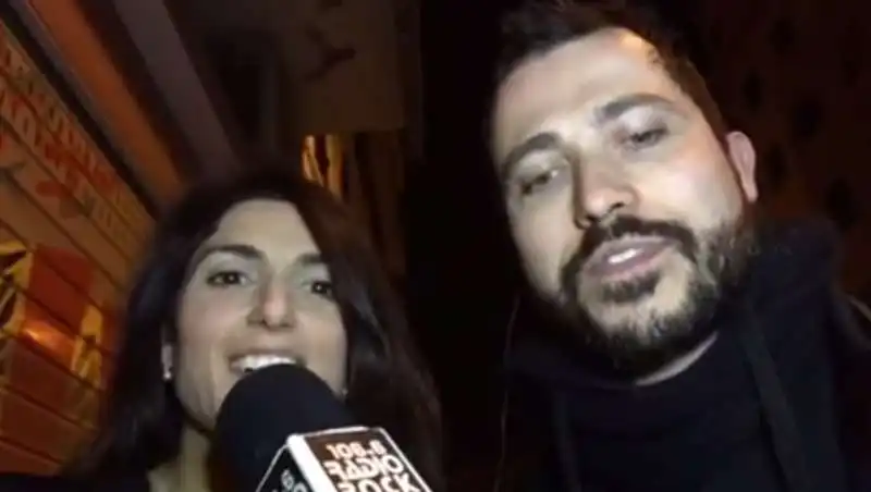 virginia raggi canta al karaoke di radio rock  5