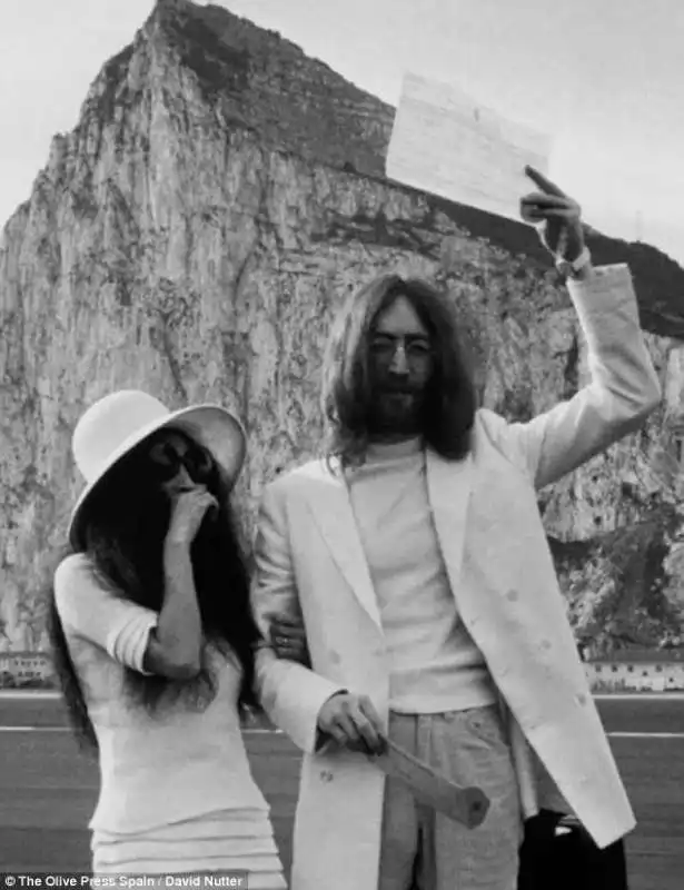 yoko e john con il certificato di matrimonio