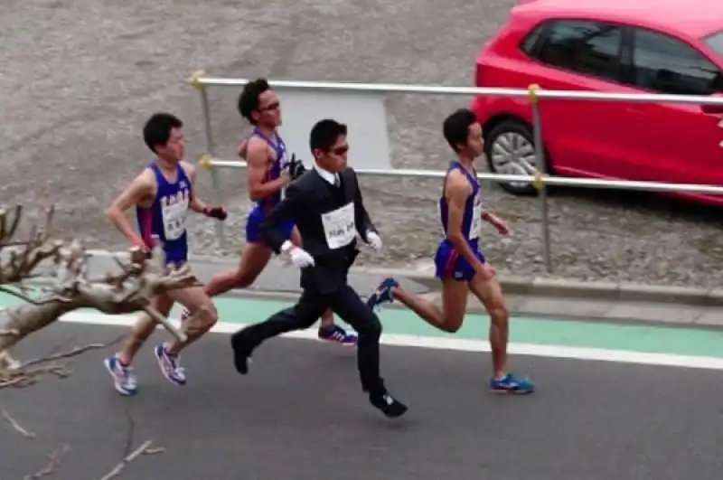 yuki kawauchi   corre in completo e mocassini