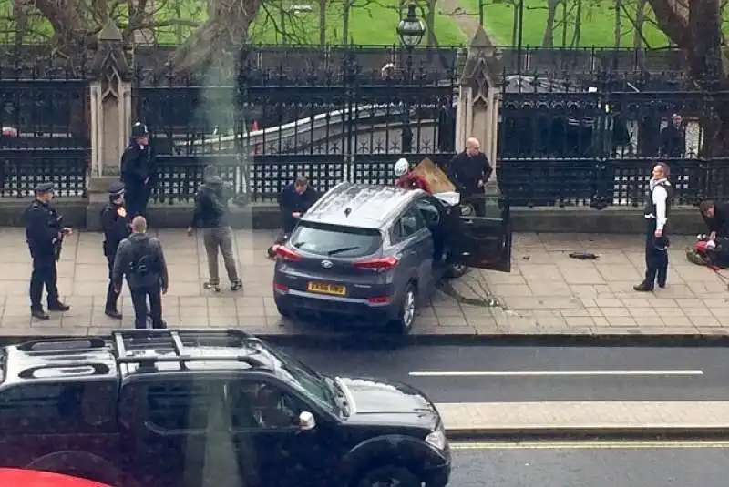 auto schiantata sui cancelli di westminster