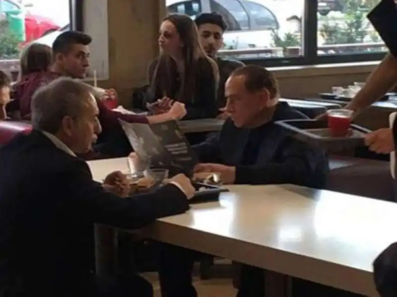 BERLUSCONI AL MCDONALDS DI SEGRATE