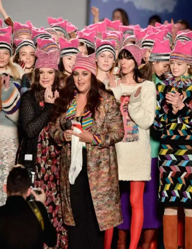 cappelli rosa anti discriminazione delle femministe in passerella da missoni