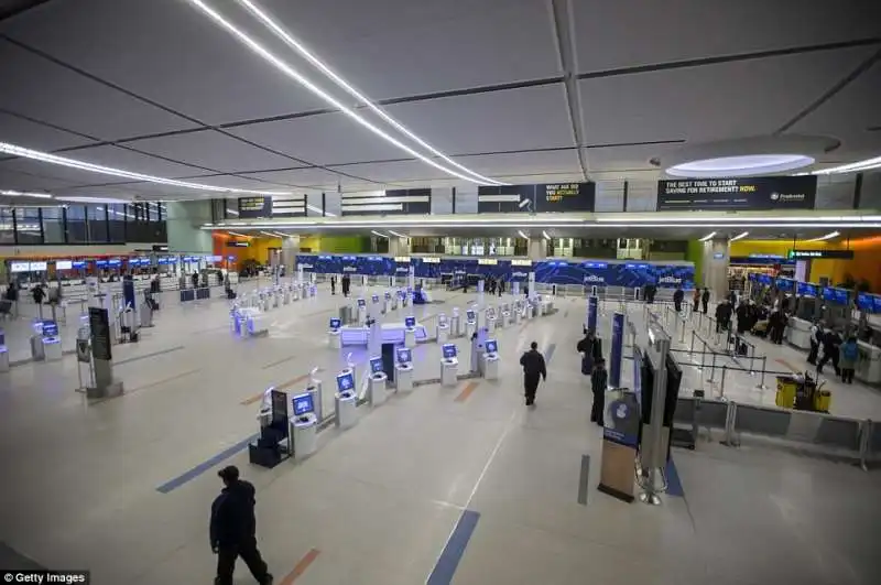 centinaia  di voli cancellati all aeroporto di boston