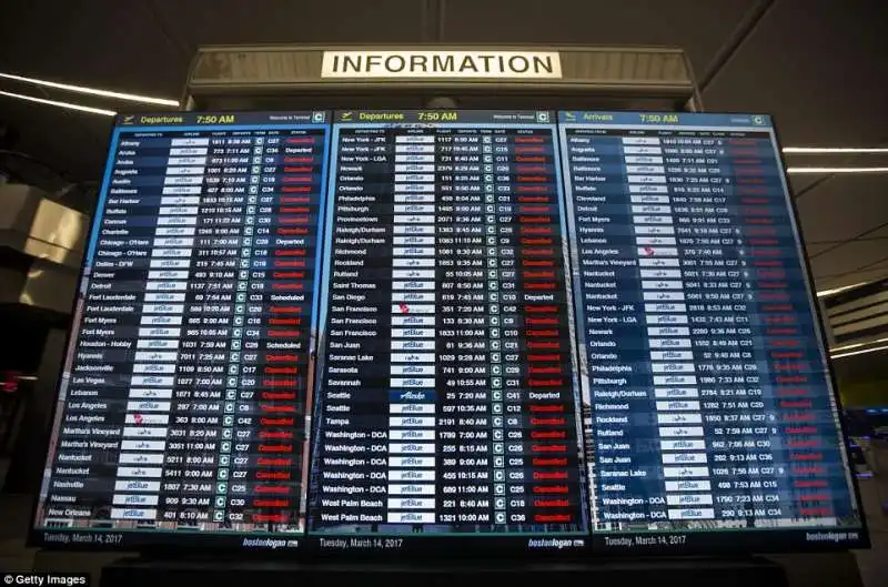 centinaia di voli cancellati all aeroporto di boston