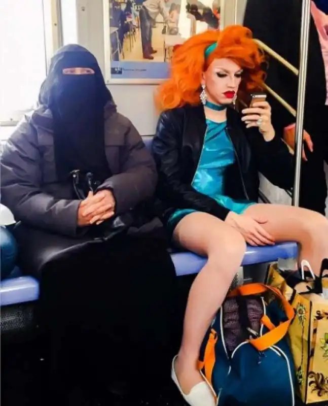 DONNA COL NIQAB E LA DRAG QUEEN 