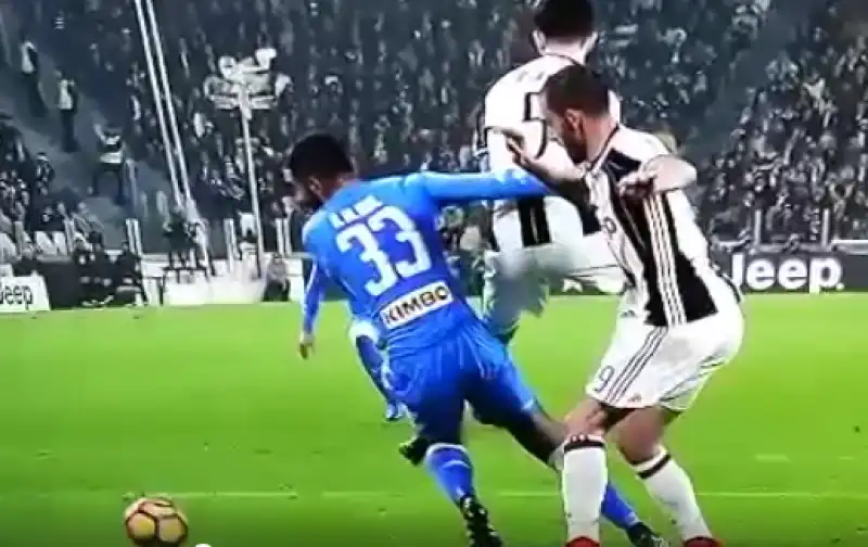 FALLO SU ALBIOL PROTESTE  - JUVENTUS NAPOLI