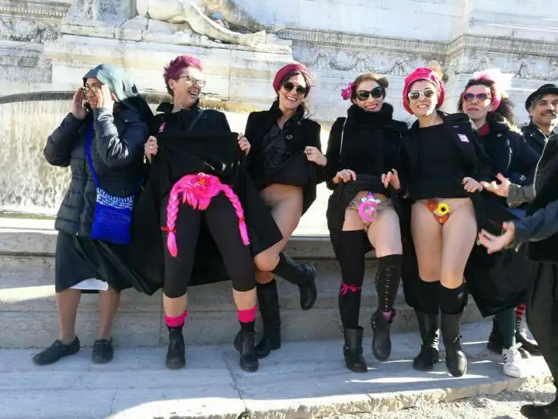 FEMMINISTE SMUTANDATE ALL ALTARE DELLA PATRIA