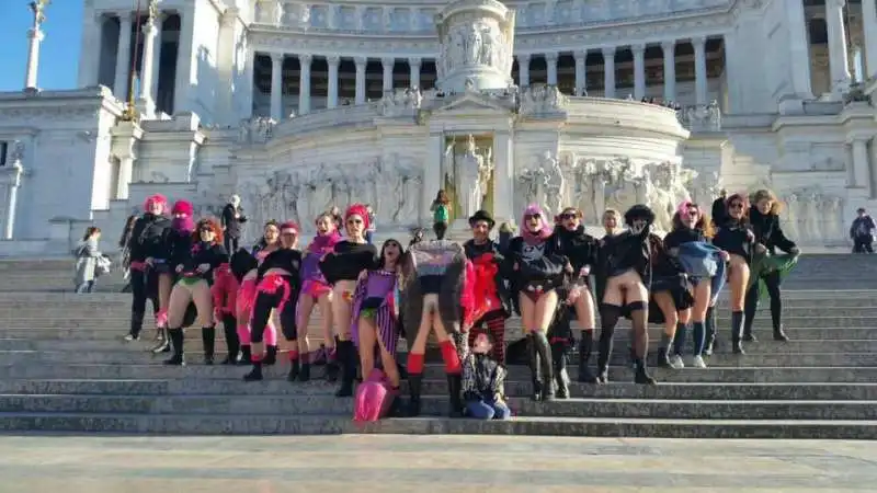 FEMMINISTE SMUTANDATE ALL ALTARE DELLA PATRIA