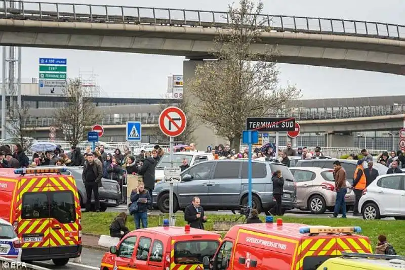 folla all aeroporto di orly