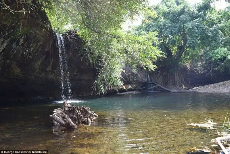 laguna dove nuota la joile con i figli