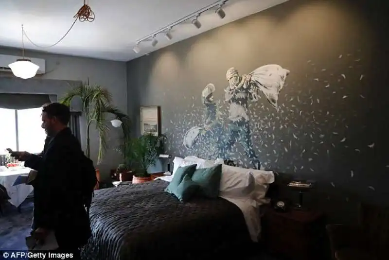 murale banksy al walled off hotel 