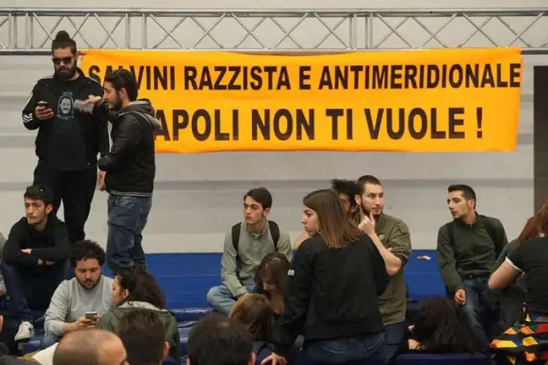 Napoli contro Salvini   