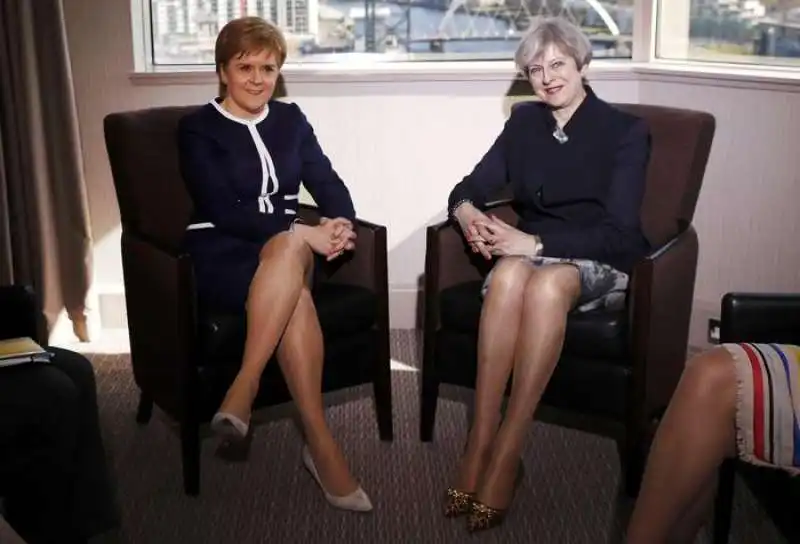 Nicola Sturgeon e Theresa May