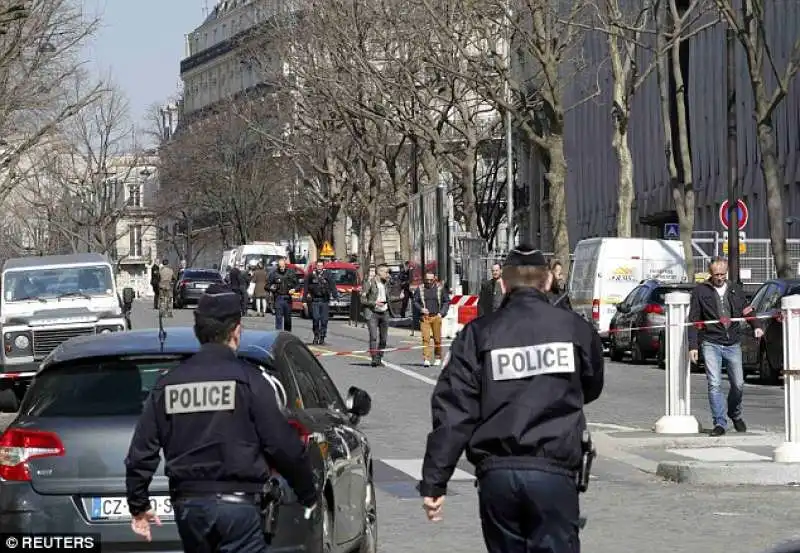 polizia  fuori  dal fondo monetario internazionale