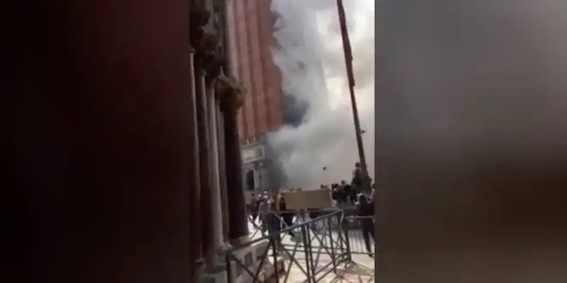 RAPINA A PIAZZA SAN MARCO A VENEZIA