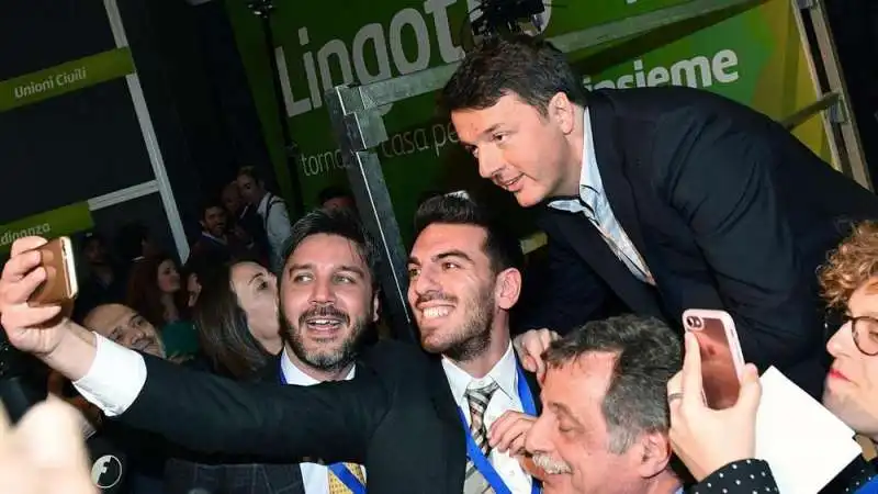 renzi al lingotto con i suoi piccoli fan