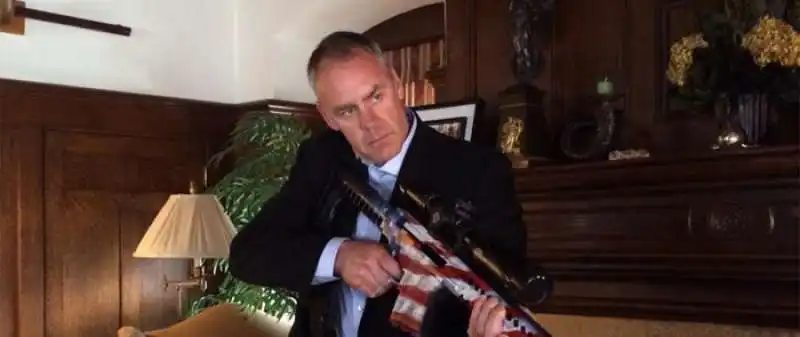 ryan zinke con fucile patriottico