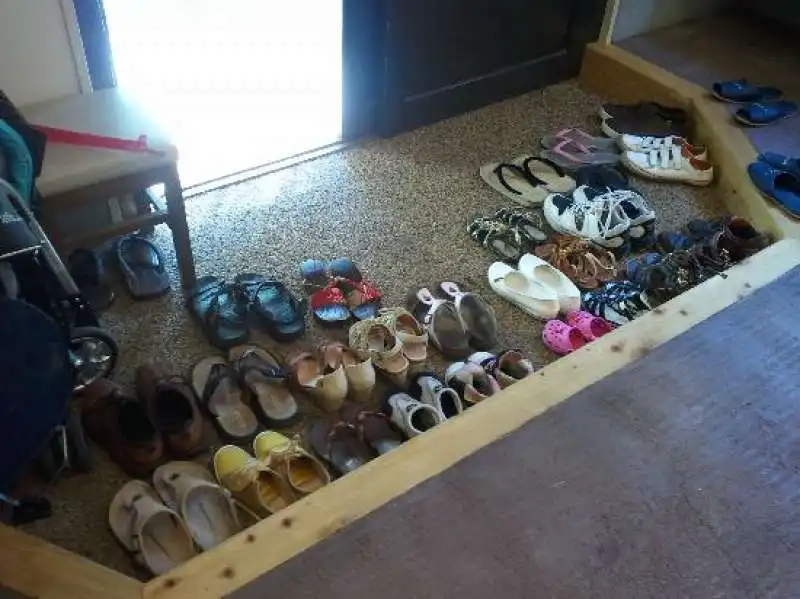 scarpe fuori dall ingresso