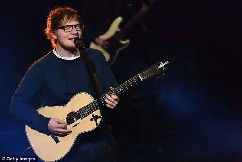 sheeran jeans e chitarra