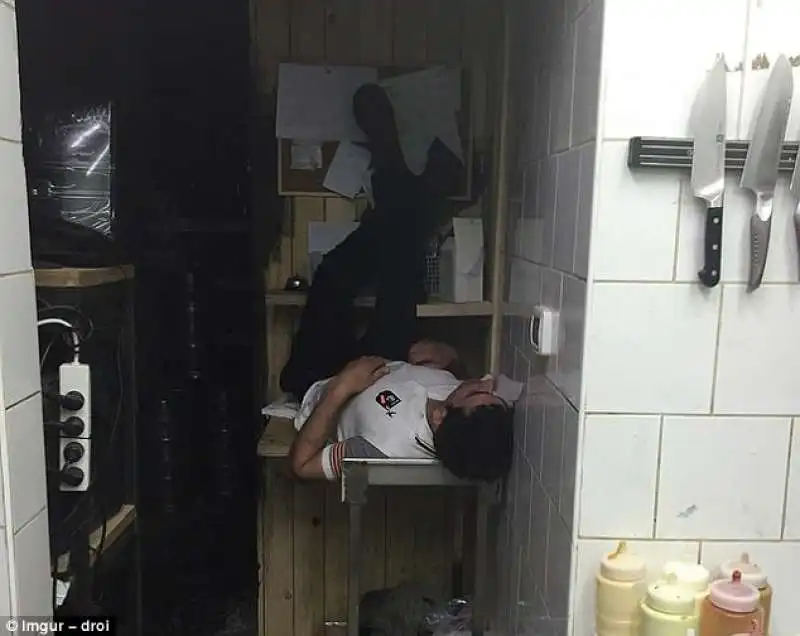 siesta in cucina