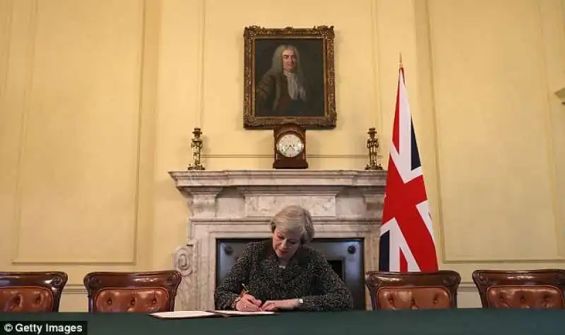 theresa may firma la richiesta secondo l articolo 50