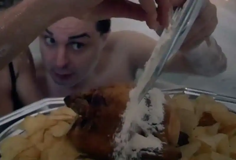 andrea dipre nel video pollo e cocaina  16