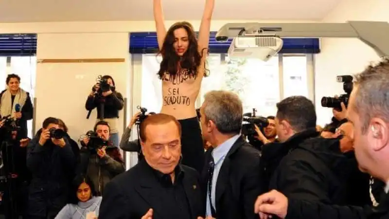 BERLUSCONI CONTESTATO DA UNA FEMEN AL SEGGIO A MILANO