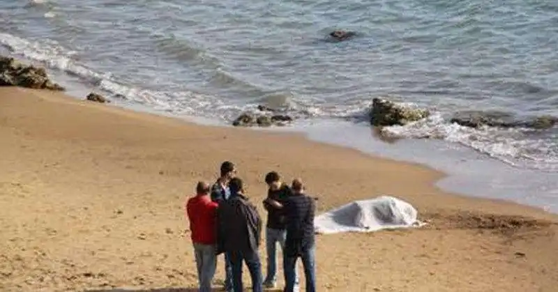 cadavere di una donna sulla spiaggia