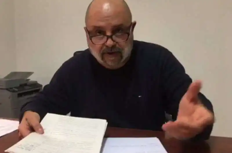 emanuele dessi firma documento in cui promette dimissioni