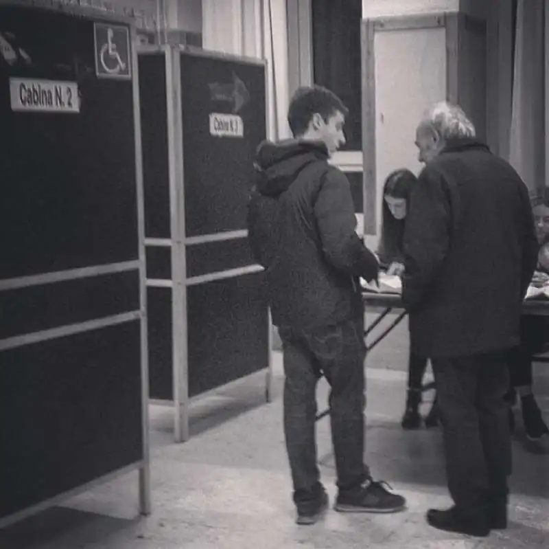 FILIPPO SENSI PUBBLICA UNA FOTO DEL PADRE E DEL FIGLIO AL VOTO