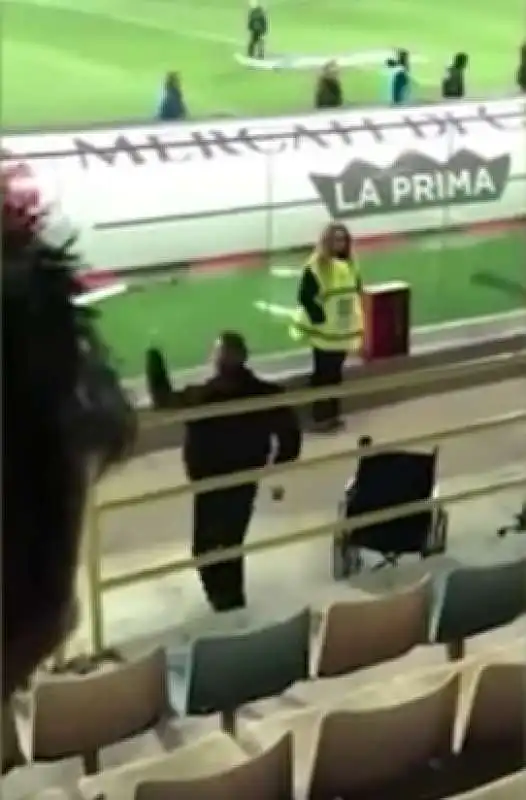 FOGGIA - UN UOMO ENTRA ALLO STADIO SULLA SEDIA A ROTELLE E POI SI ALZA