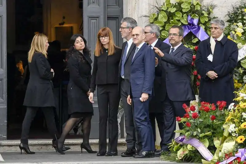 funerali frizzi moglie carlotta