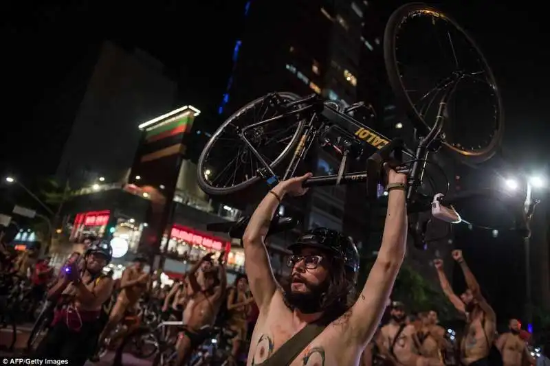 la protesta dei ciclisti a san paolo 10