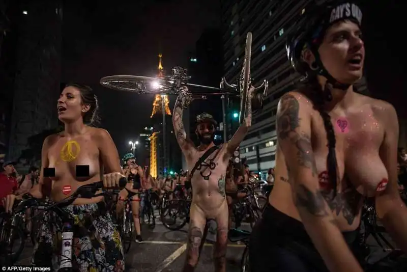 la protesta dei ciclisti a san paolo 7