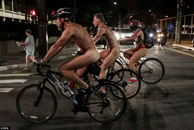 la protesta dei ciclisti a san paolo 8