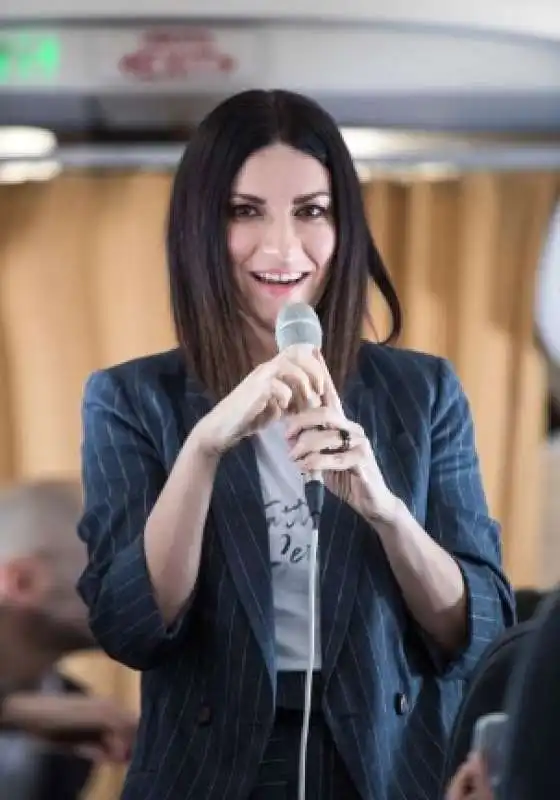 laura pausini scatenata in aereo  4