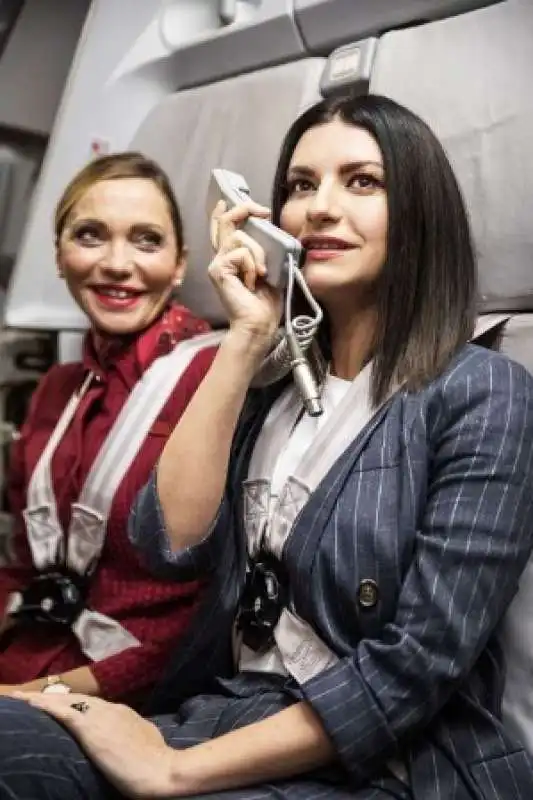 laura pausini scatenata in aereo  5