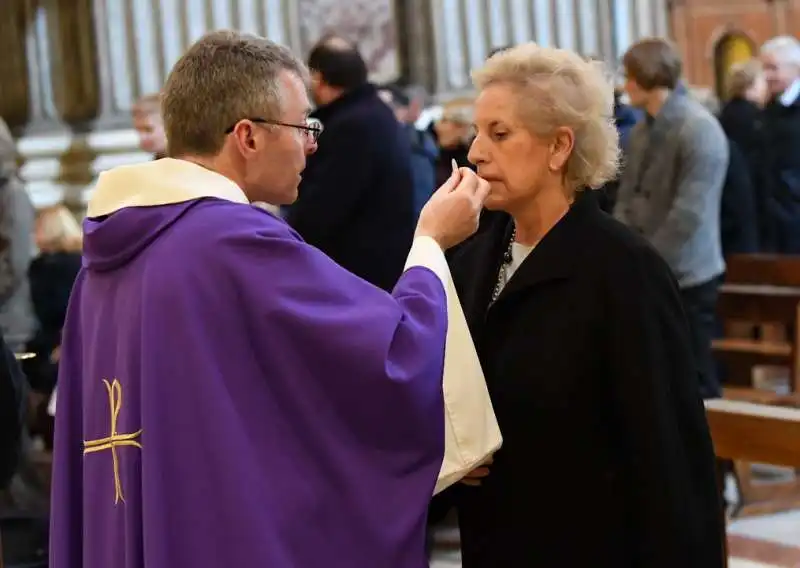 marilu gaetani d aragona riceve la comunione